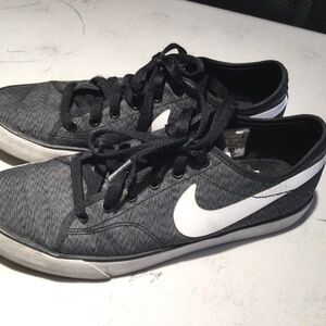 NIKE CANVAS SHOES SIZE 7 MENS